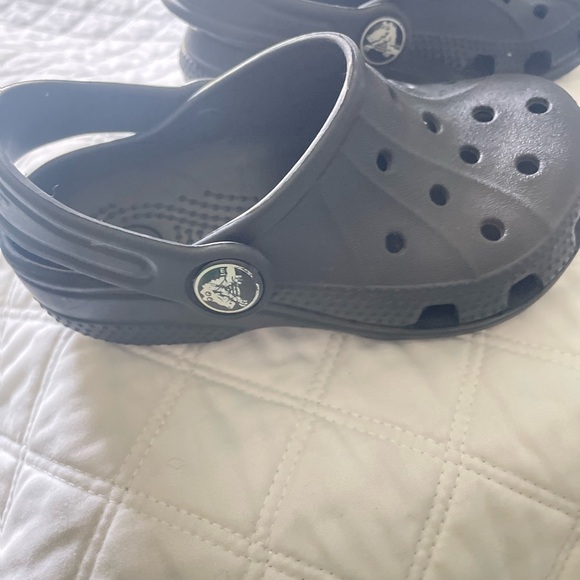 CROCS Toddler Black Clogs Size 6-8 - Picture 2 of 6